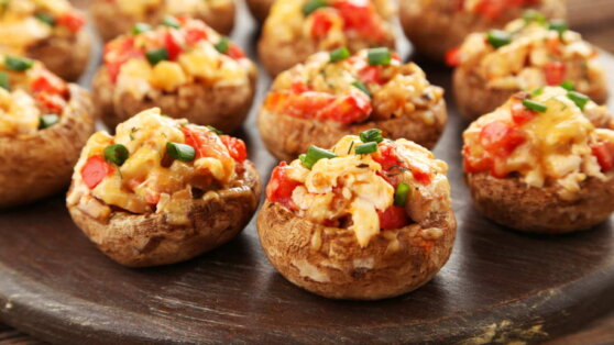 Новогодняя кухня: запеченные шампиньоны с овощной начинкой