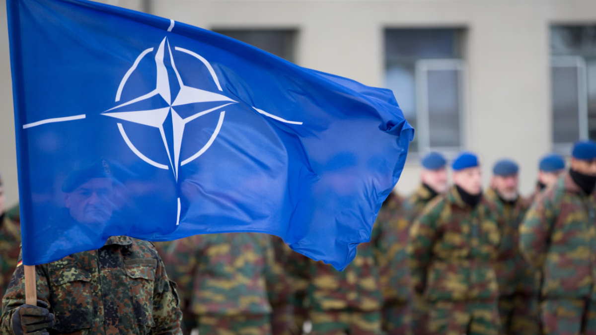Солдаты и флаг НАТО
