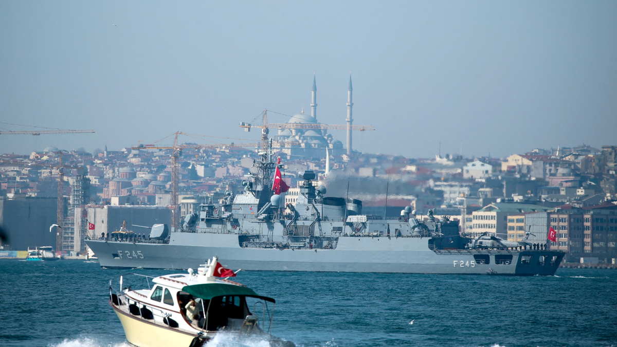 Турецкий военный корабль в проливе Босфор