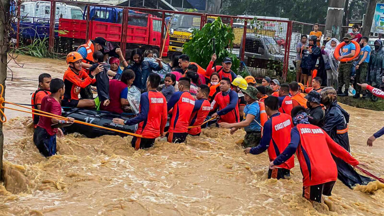 Число жертв тайфуна на Филиппинах превысило 70 человек