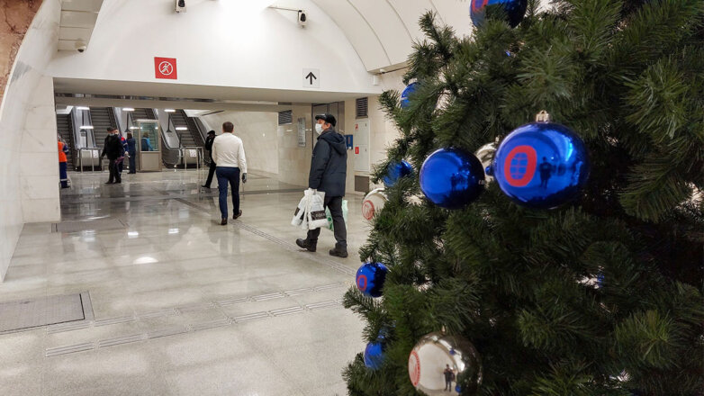 Новогодние украшения в Московском метро