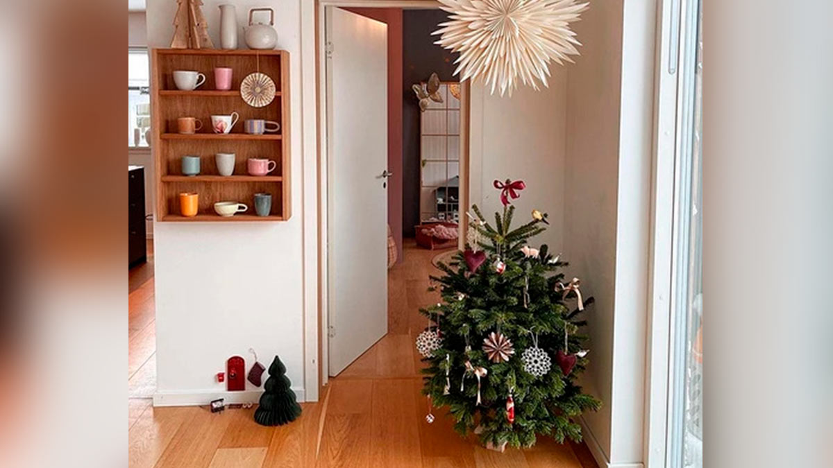 новогодний декор маленькой квартиры. красивая новогодняя елка. маленькая елка. новогодний интерьер в квартире. наряденнач маленькая нлка.