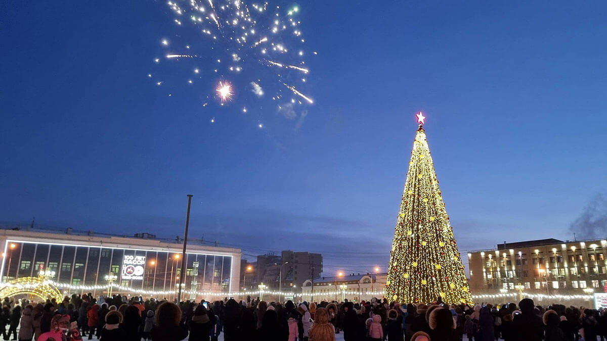 В Якутске зажглись огни первой новогодней елки