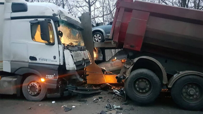 В Башкирии из-за столкновения четырех грузовиков перекрыли федеральную трассу