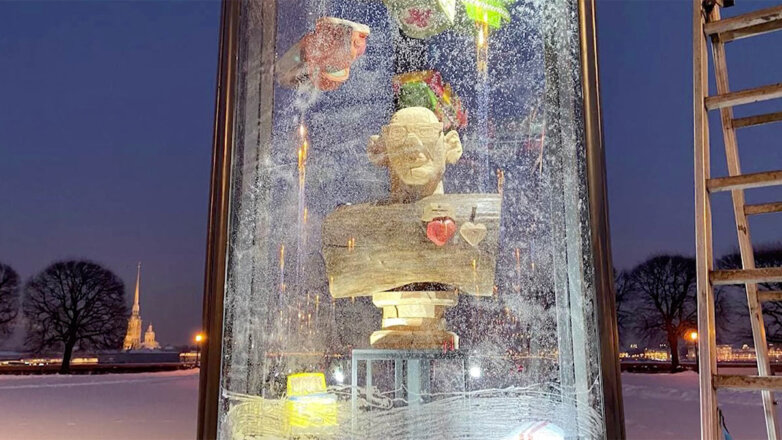 В Петербурге установили необычные скульптуры в стеклянных тумбах