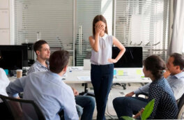 Что выдает неуверенность в себе: 5 заметных ошибок в поведении