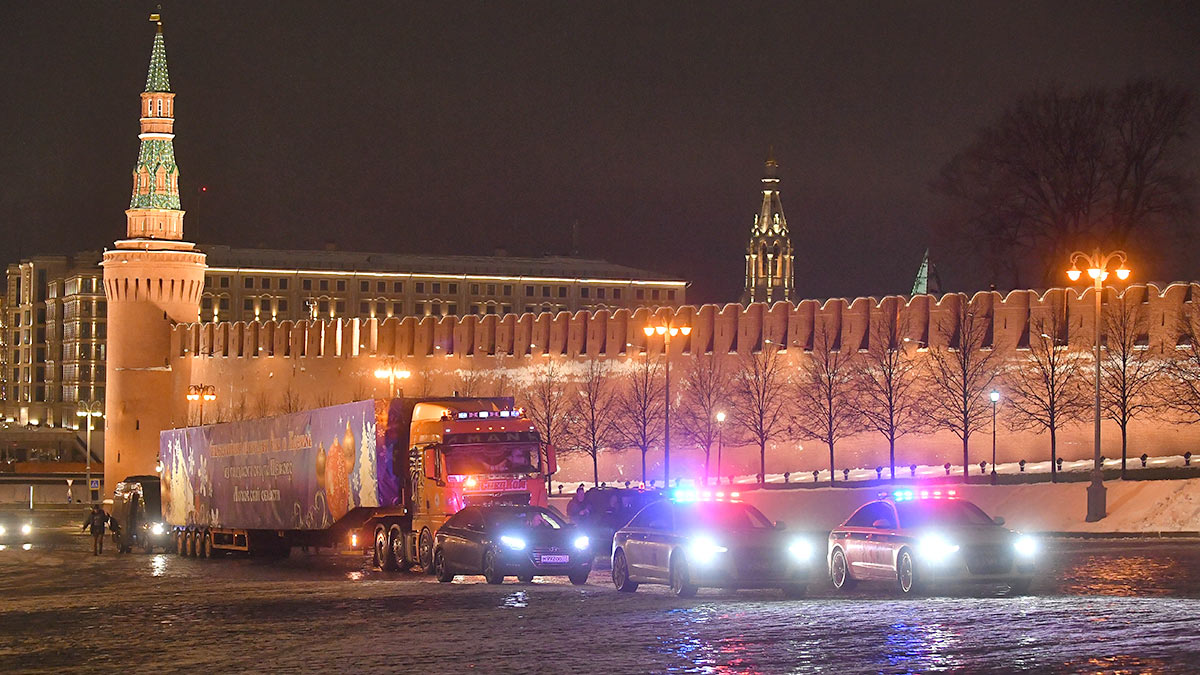 Кортеж, который доставил символ Нового года на Соборную площадь Кремля