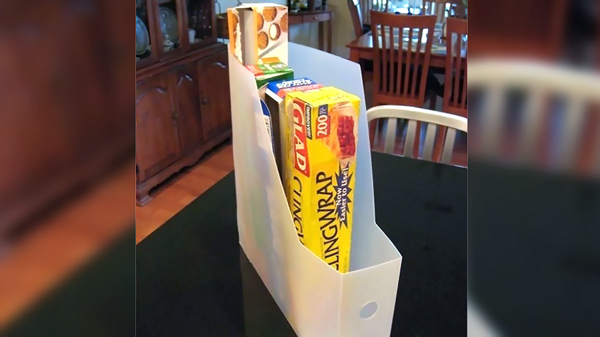 Хранить фольгу и бумагу для выпечки удобно в пластиковом лотке
