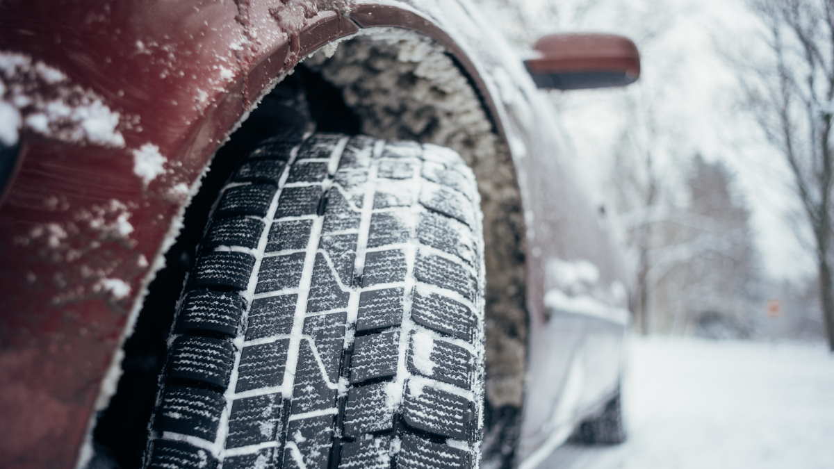 Как предотвратить налипание снежных наростов на арках колес, объяснил автоэксперт
