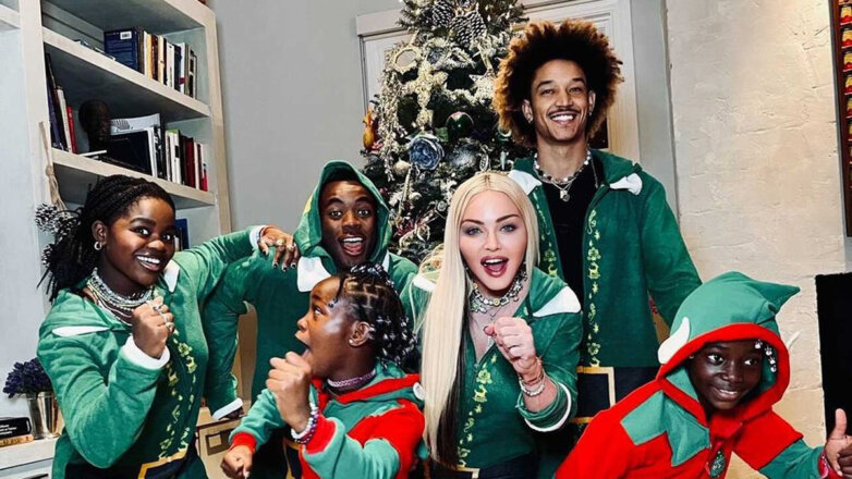 Мадонна с семьей в эльфийских костюмах отметила конец Хануки и приближение Рождества