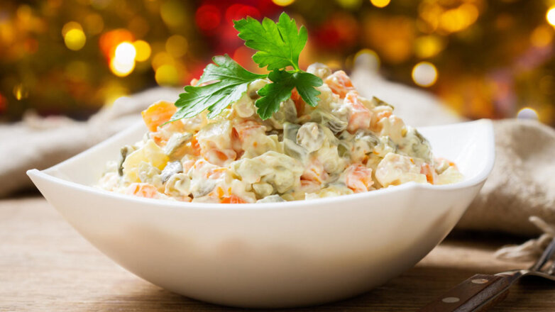 Новогодняя кухня: легкий рецепт салата оливье с курицей