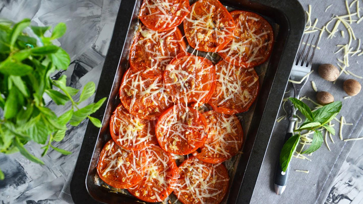 30 минут на кухне: запеченные помидоры под сыром в духовке