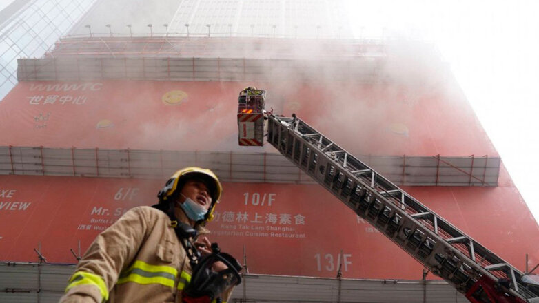 Десятки человек заблокированы в торговом центре Гонконга из-за пожара