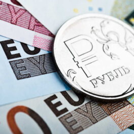 Курс евро преодолел отметку в 100 рублей впервые за полгода