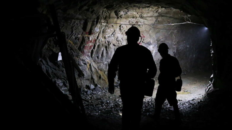 шахтёры в шахте