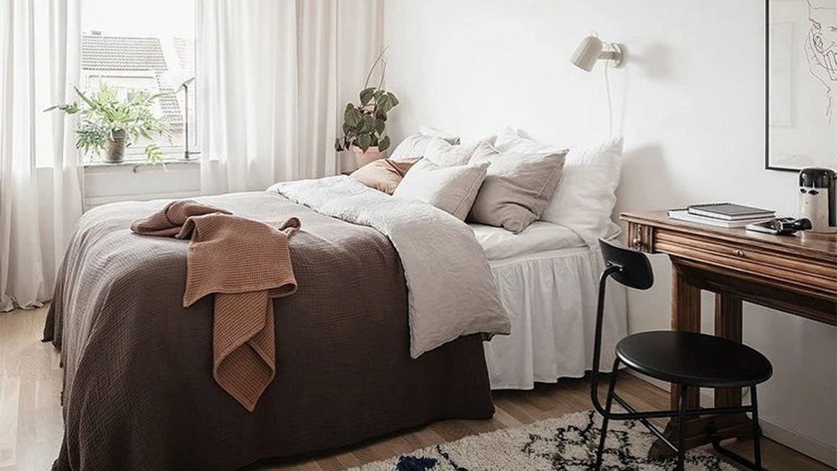 Комфорт - еще одна важная черта дизайна спальни в скандинавском стиле