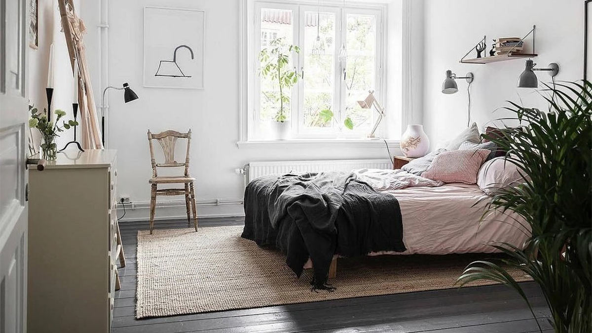 В интерьер спальной комнаты в скандинавском стиле хорошо впишутся комнатные растения