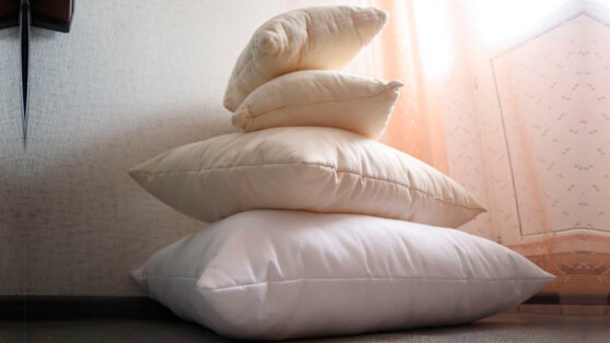 Снова белые: чем отстирать желтые от времени подушки