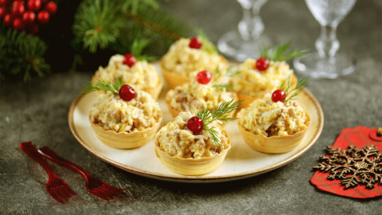 Новогодняя кухня: тарталетки с икрой мойвы и сыром