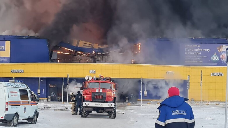 Площадь пожара в ТЦ "Лента" в Томске достигла 5000 квадратных метров