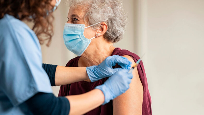 Пенсионерам начнут платить за вакцинацию от COVID-19 в одном из российских регионов