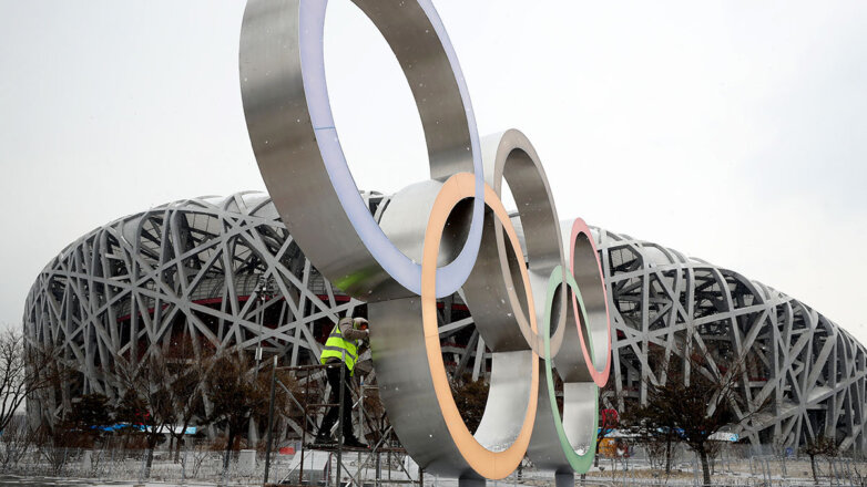 Логотип Олимпийских игр можно увидеть перед Национальным стадионом Пекина