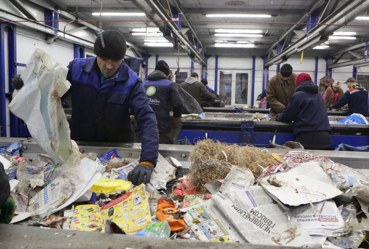 Раздельный сбор и подготовка отходов для переработки на мусоросортировочном заводе в Москве
