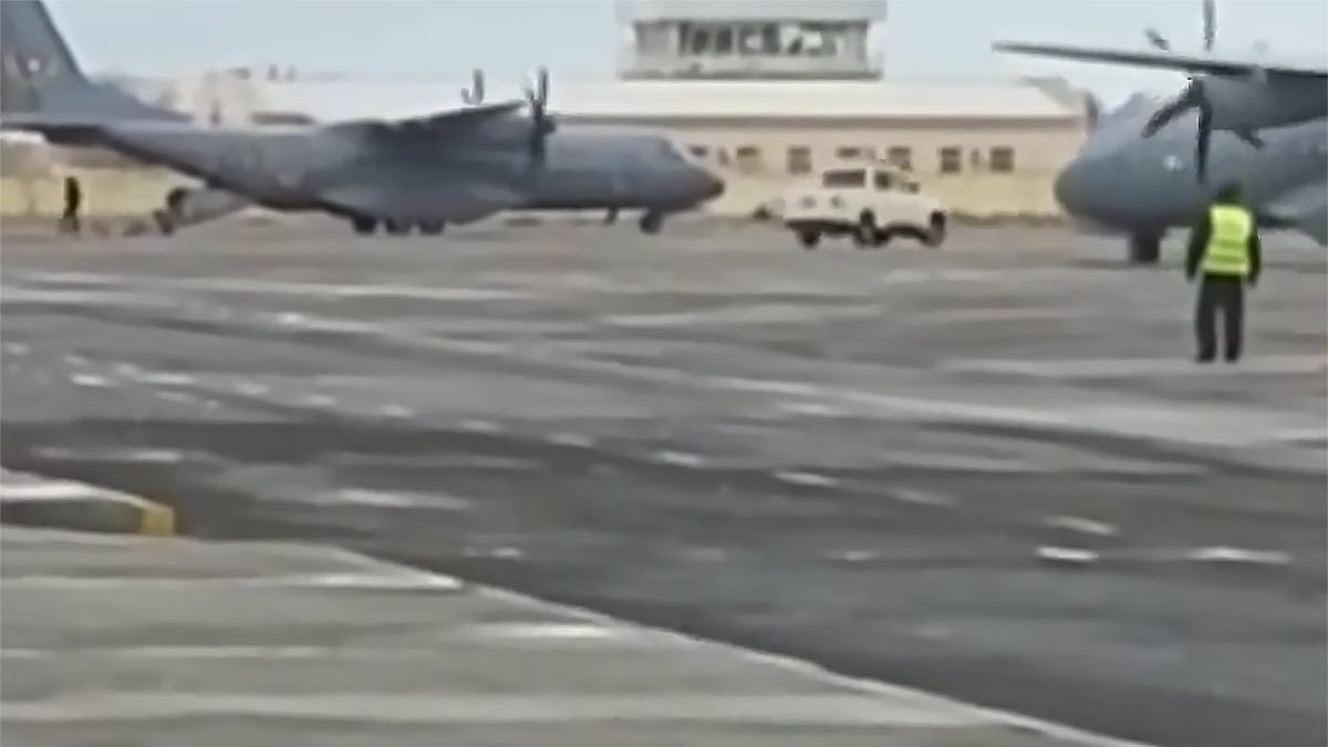 Два самолета военного типа прибыли в Актау