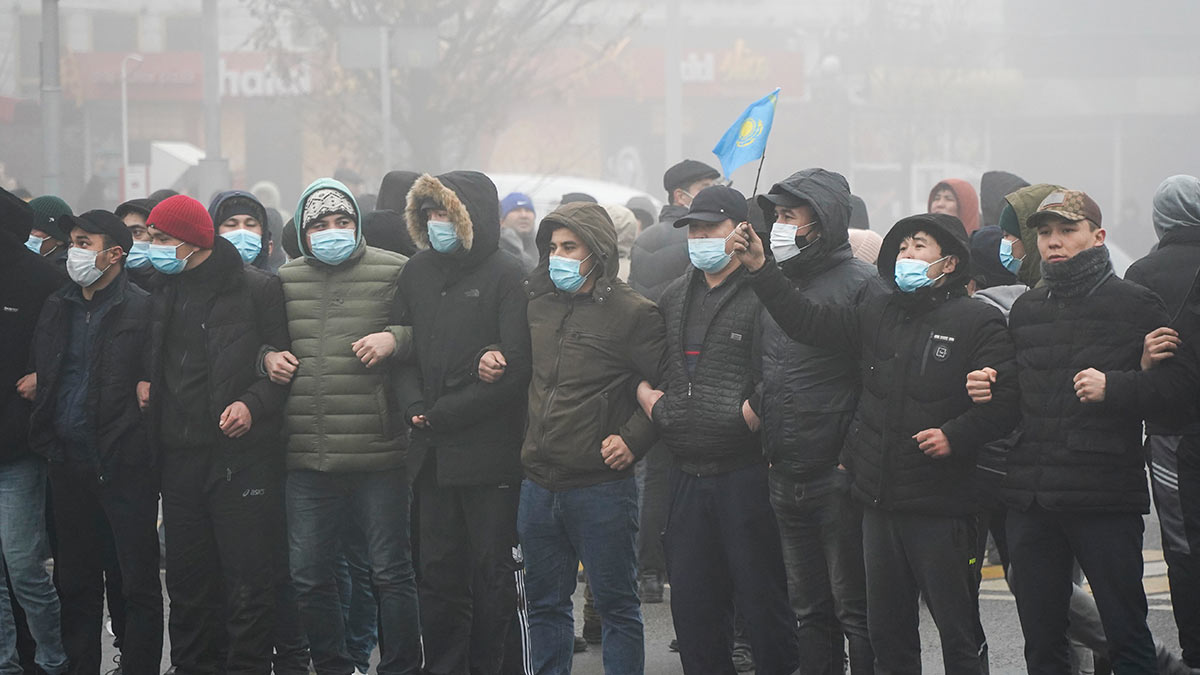 Протестующие захватили резиденцию президента в Алма-Ате