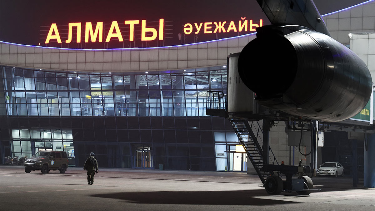 Военнослужащий в международном аэропорту Алма-Аты