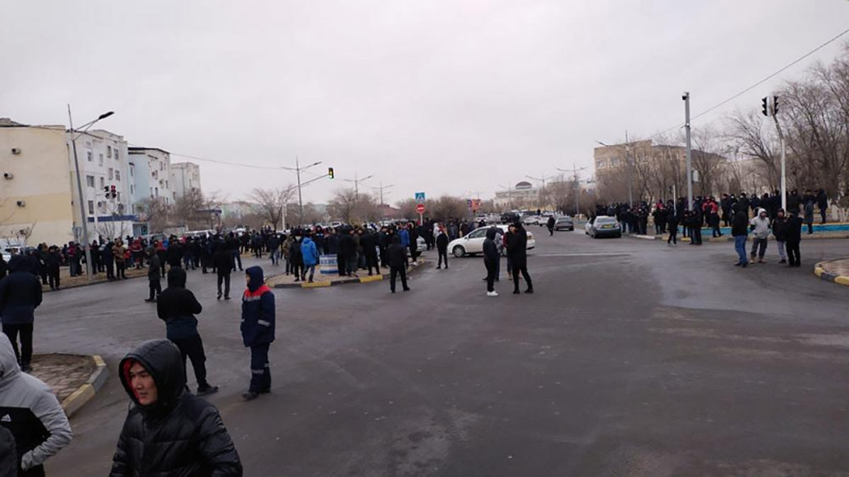 В Алматы перекрыли центральную площадь