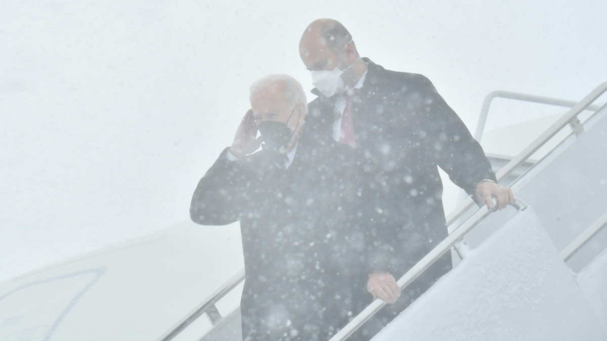 Джозеф Байден на трапе самолёта в снегопад