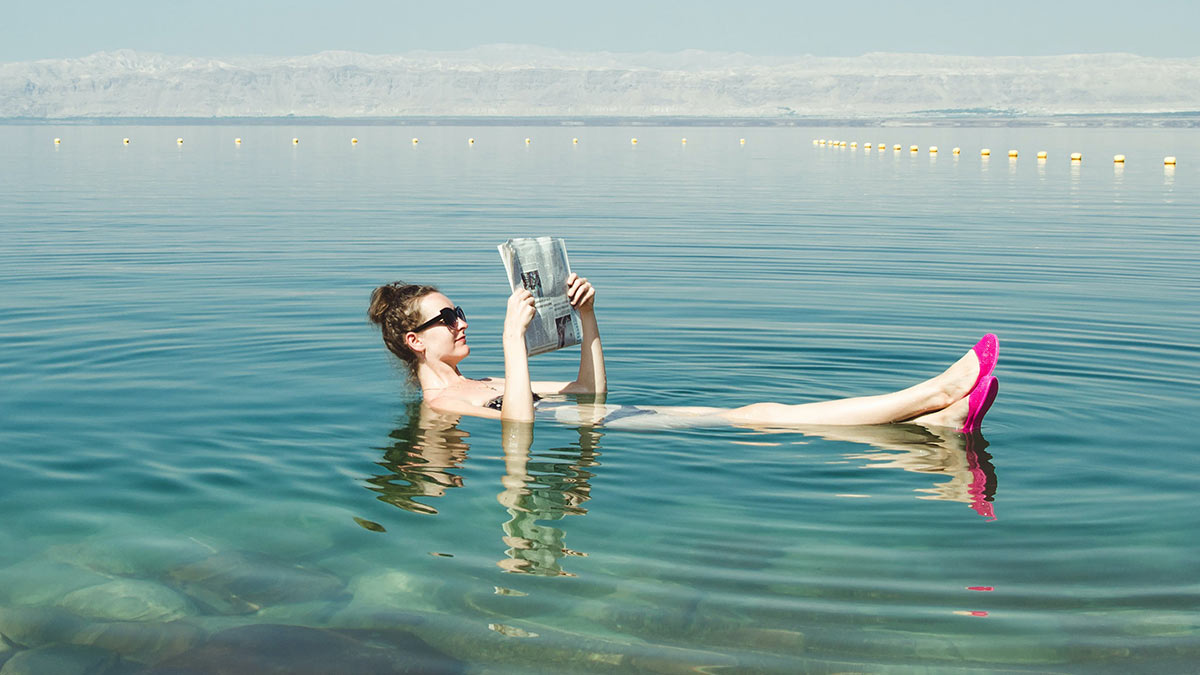 Мертвое море человек на воде. Мертвое озеро Иордания.