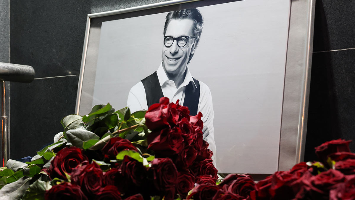 Цветы и портрет Михаила Зеленского у здания ВГТРК