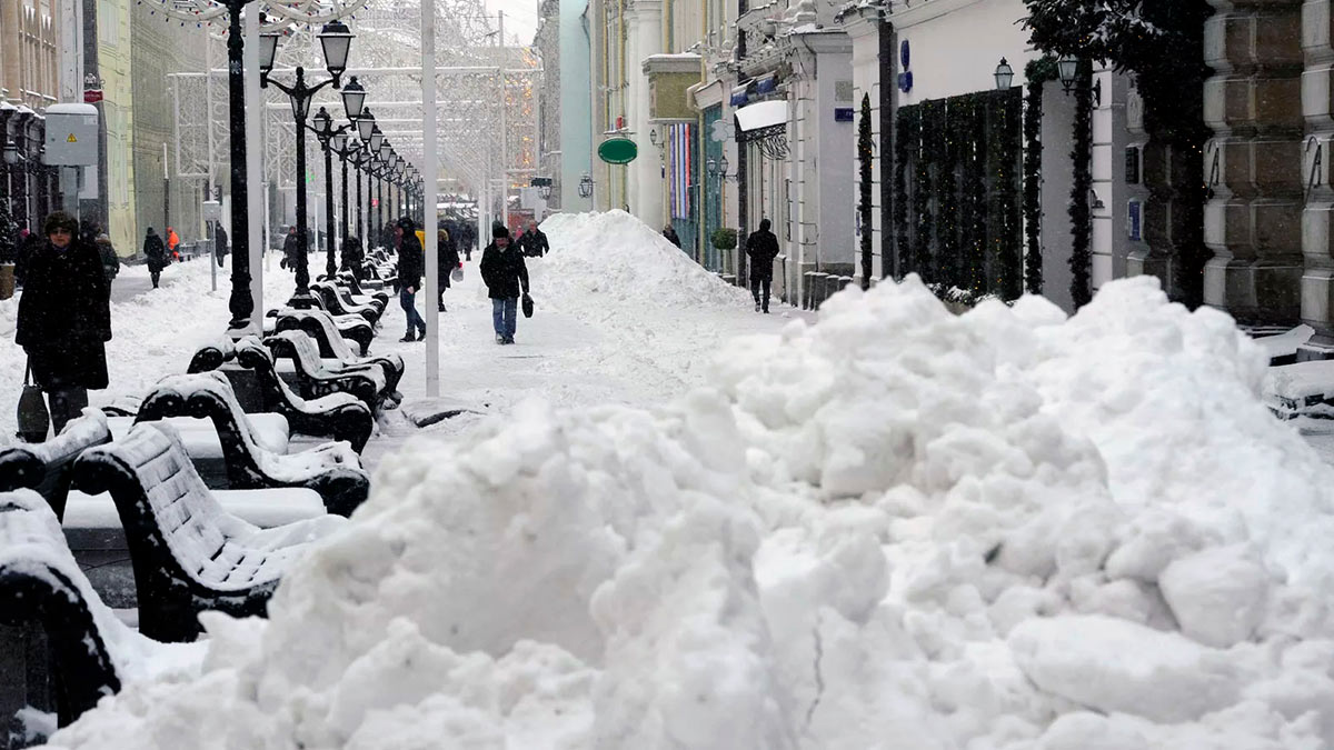 сугробы снега в Москве
