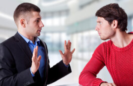 Как распознать фальшивые эмоции: 5 подсказок от психолога