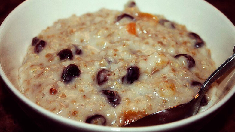 30 минут на кухне: овсянка с курагой и изюмом в микроволновке