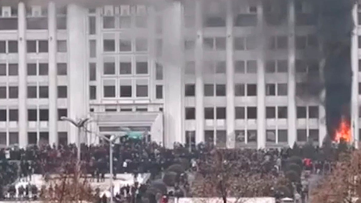Протестующие в Алма-Ате ворвались в здание мэрии