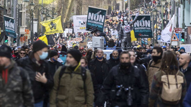 Митингующие против COVID-ограничений в Брюсселе потребовали отставки правительства