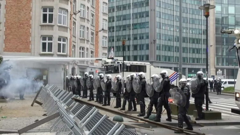 На акции протеста в Брюсселе полиция применила водометы и слезоточивый газ