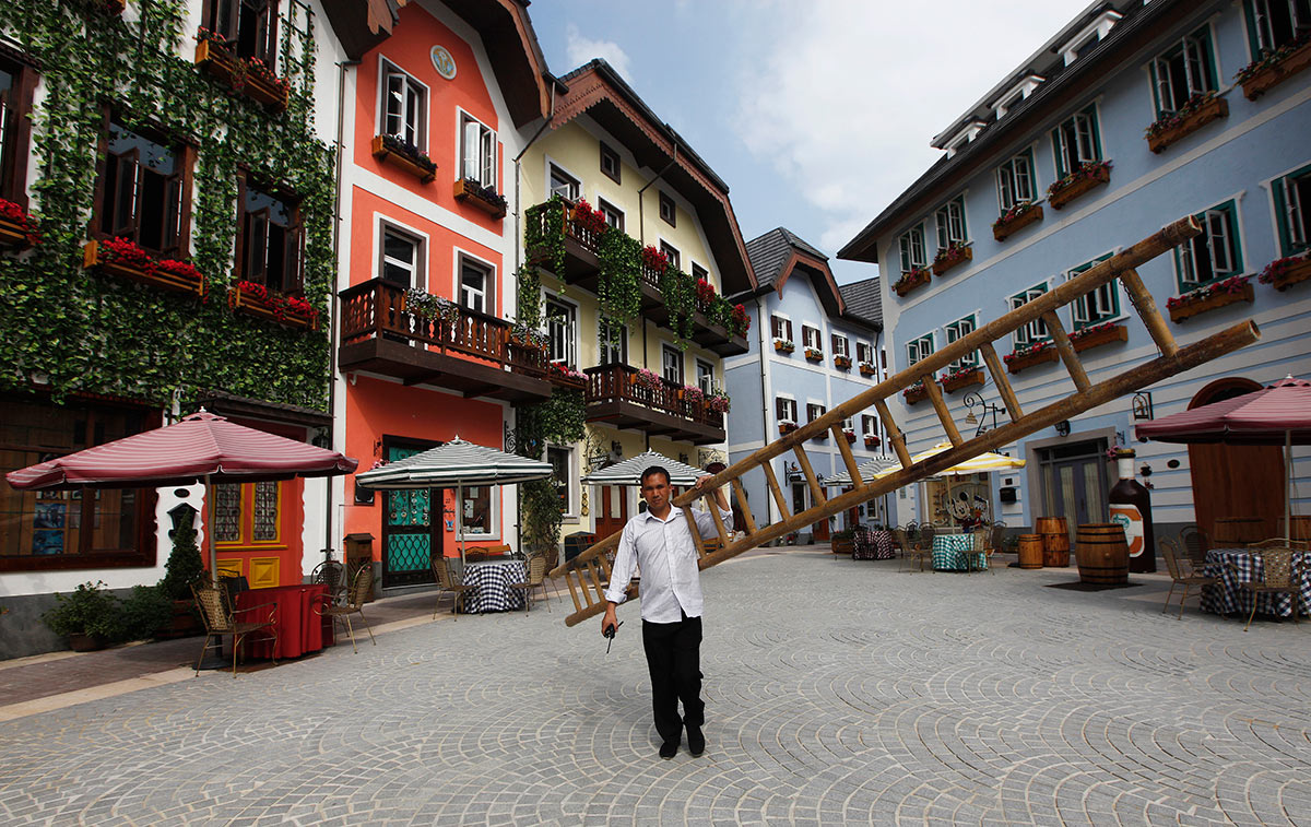 Австрийская деревня Гальштад включена в список всемирного наследия ЮНЕСКО. В Хуэйчжоу на юге Китая построили ее точную копию