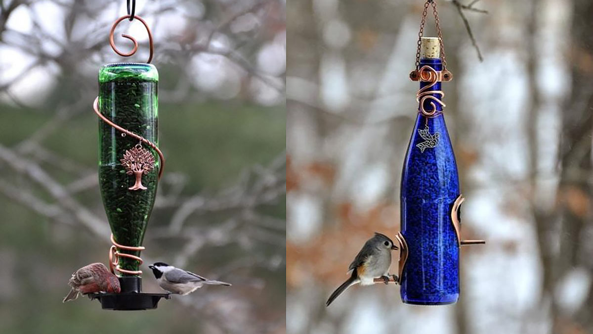 Из пустых стеклянных бутылок также получаются оригинальные кормушки для птиц