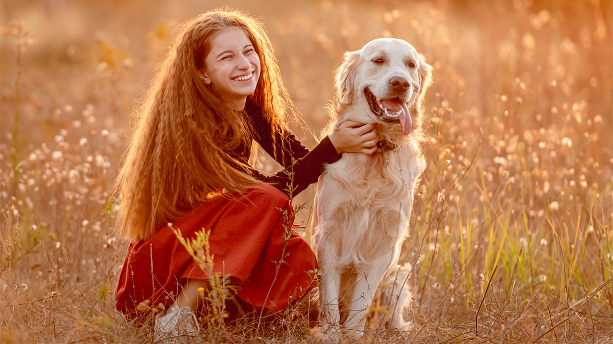 Счастливая девочка и собака