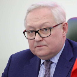 В БРИКС не ставят вопрос о замене доллара, заявил Рябков