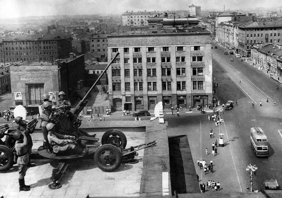 Советские зенитчики на крыше здания, Москва, 1941