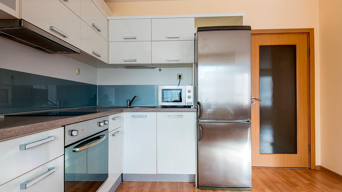 Угловая кухня с холодильником у двери