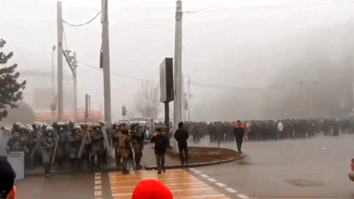 В центре Алма-Аты начались столкновения митингующих и полиции