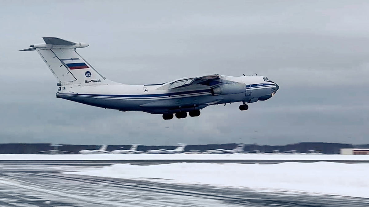 Военно-транспортный самолет Ил-76 с российскими миротворцами на борту