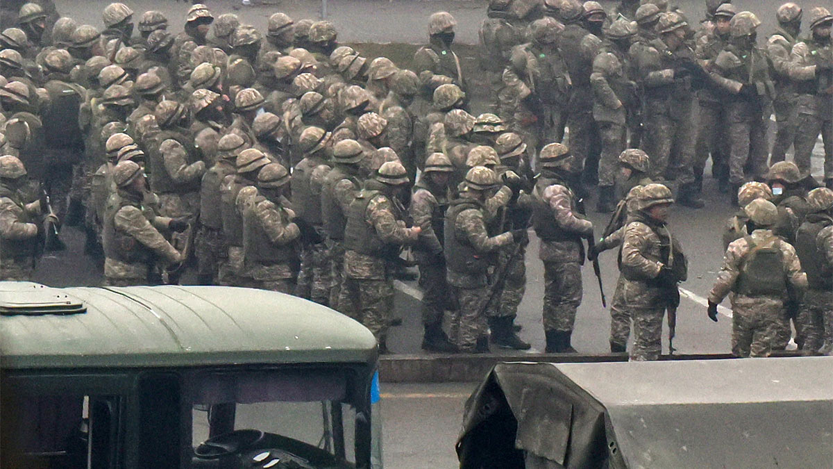 Военнослужащие во время контртеррористической операции против участников массовых акций беспорядков