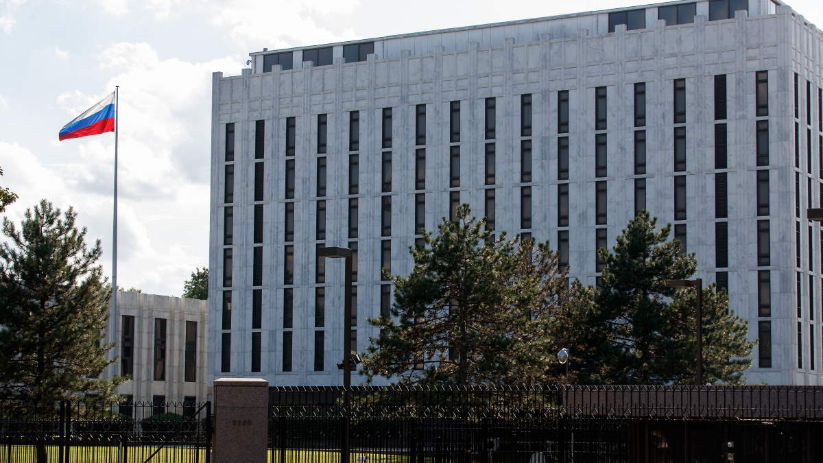 Около 30 сотрудников посольства РФ в США покинут Вашингтон